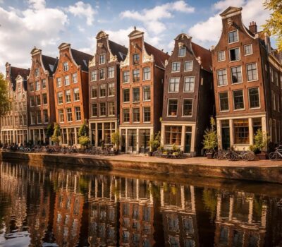 découvrez les maisons penchées d'amsterdam, un symbole emblématique de charme et de caractère qui raconte l'histoire unique de la ville à travers son architecture atypique.