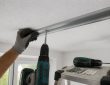 découvrez nos astuces pratiques pour fixer facilement un rail sur un plafond en polystyrène et réussir vos travaux d'installation en toute sécurité.