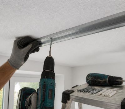 découvrez nos astuces pratiques pour fixer facilement un rail sur un plafond en polystyrène et réussir vos travaux d'installation en toute sécurité.